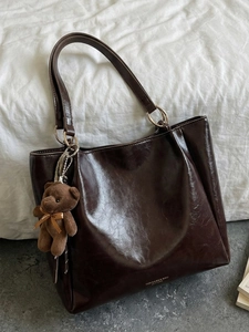 Sac Fourre-Tout Rétro en Cuir PU Grande Capacité pour Femmes Sac à Bandoulière Simple à la Mode avec Ours en Peluche