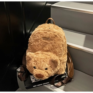Détail du sac à dos peluche ours avec logo métallique Lovely Bear et fausse fourrure