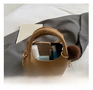 Capacità interna della borsa hobo in pelle PU marrone con spazio per telefono e trucco