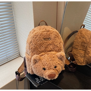 Détail d'un sac à dos ours en peluche marron avec texture douce et logo Lovely Bear