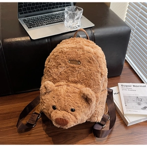 Détail du sac à dos en peluche ours brun doux avec tête 3D mignonne et plaque en métal