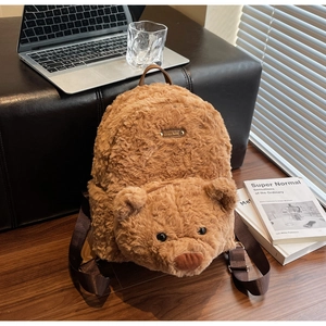Détails du sac à dos ours en peluche marron montrant la texture douce et le logo Lovely Bear