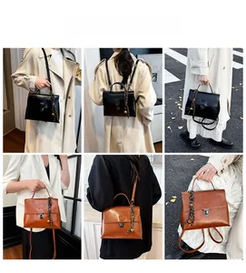 Detailansicht der Retro-Lederhandtasche in Schwarz und Braun mit Metallschloss und Anhänger