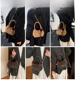 Collage di borse a secchiello vintage in marrone scuro e kaki indossate dal modello