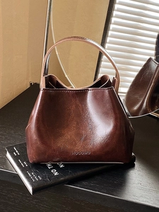 Sac seau classique en cuir marron foncé avec finition cirée vintage et poignée