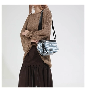 Satteltasche mit blau-weißem Zebramuster, Metall-Logo und breitem verstellbarem Gurt