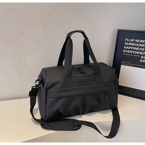 Détails du sac de sport en nylon noir imperméable avec poignées et bandoulière renforcées
