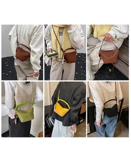 Detalle de bolsos tipo cubo de ante en varios colores con borlas y abalorios
