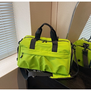 Détail du sac de sport en nylon vert fluo avec design multi-poches et texture imperméable