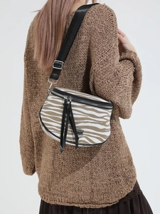 Zebra-Umhängetasche mit verstellbarem Riemen, getragen von einem Modell von hinten