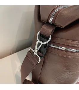 Détail du crochet métallique argenté et de la bandoulière en nylon du sac cabas
