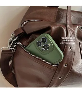 Sac fourre-tout en cuir marron foncé avec une poche frontale zippée pour le rangement facile