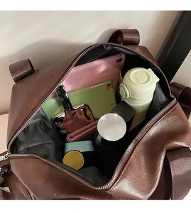 Vue détaillée du sac cabas en cuir marron montrant sa grande capacité pour les essentiels
