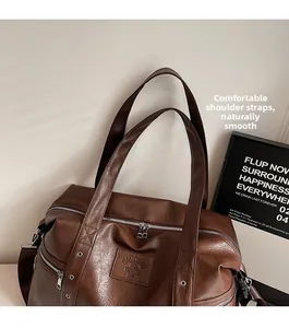 Vue détaillée du sac cabas en cuir ciré rétro avec œillets argentés et double fermeture