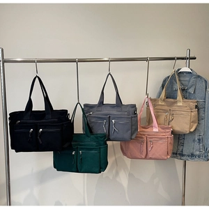 Vue détaillée des sacs cabas en velours côtelé avec poches multiples en cinq coloris