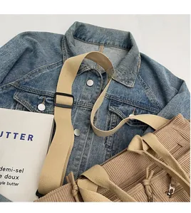 Détail de la bandoulière réglable et de la texture velours d'un sac fourre-tout beige