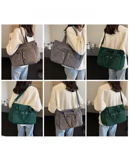 Détail du sac cabas en velours côtelé avec doubles poches et bandoulière réglable