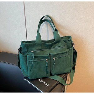 Détail du sac à bandoulière en velours côtelé vert foncé avec poches multiples