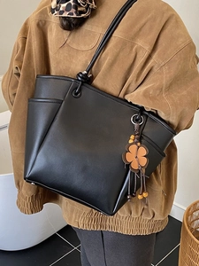 Minimalistische zwarte kunstlederen shopper voor dames met zijvakken en bloemhanger