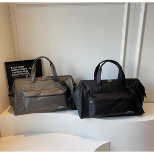 Détails de sacs de voyage imperméables en gris et noir avec poignées renforcées