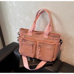 Détail du sac cabas en velours côtelé rose avec poches zippées et texture