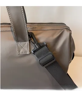 Détail du crochet pivotant et des coutures renforcées sur un sac de voyage étanche