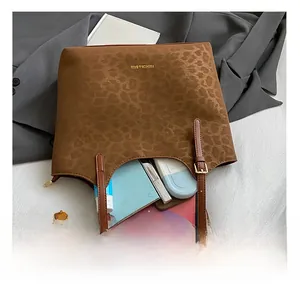 Vue intérieure du sac cabas léopard montrant sa grande capacité pour tablette et maquillage