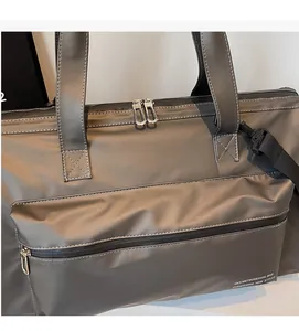 Détail du tissu en nylon imperméable de qualité et des fermetures éclair argentées du sac