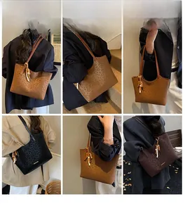 Détails du sac cabas léopard avec pompon décoratif montrant plusieurs coloris au choix