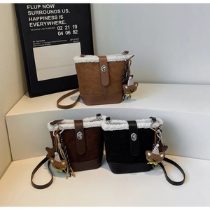 Tres bolsos de peluche con dijes de osito en colores marrón, marrón oscuro y negro