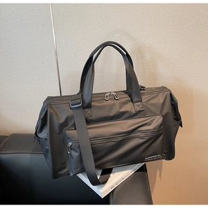 Détail du sac de sport noir imperméable sur canapé en cuir avec des accessoires