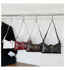 Série de sacs hobo punk chics en couleurs variées avec rivets et boucle en métal
