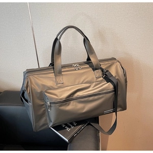 Détail du sac de voyage gris foncé imperméable avec sangles et poches latérales