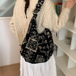 Detail of the oversized plush hobo bag with black and white patterns for daily use