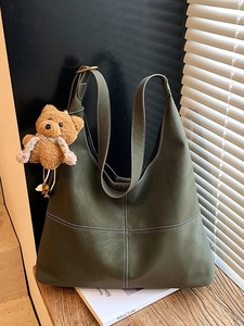 Borsa tote retrò verde scuro con cuciture bianche e ciondolo a forma di orsetto chic