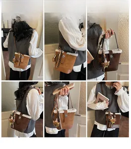 Detalles del bolso cubo de felpa con patchwork de ante y adornos decorativos