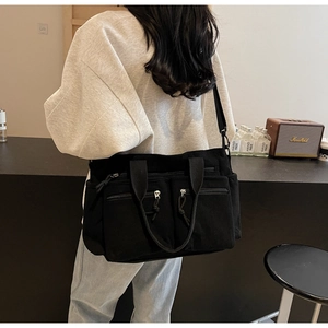 Sac cabas noir en velours côtelé avec poches multiples et bandoulière réglable