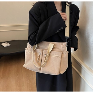 Détail du sac fourre-tout en velours côtelé kaki avec poches et bandoulière réglable