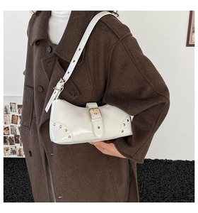 Vue détaillée du sac à bandoulière blanc punk avec boucles dorées et rivets décoratifs