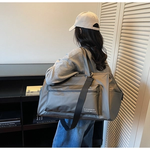 Sac de voyage gris foncé étanche à grande capacité présenté dans un décor intérieur