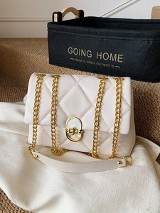 Chic quilted chain shoulder bag in milky white leather with elegant gold-tone hardware