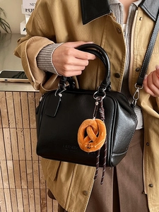 Schwarze Vintage Bowlingtasche aus Leder mit Plüsch-Anhänger und abnehmbarem Schultergurt