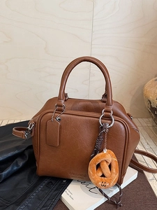 Braune Vintage Bowling-Tasche aus Kunstleder mit Tragegriffen und Plüsch-Anhänger