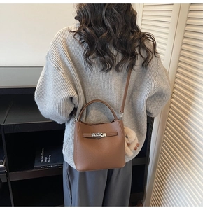 Borsa a secchiello in pelle marrone con fibbia in metallo argento e ciondolo a pecora