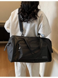 Grand sac de voyage noir étanche pour sport et affaires avec bandoulière confortable