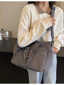 Grand sac à bandoulière en velours côtelé gris avec large sangle et poches latérales