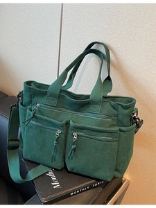 Sac fourre-tout en velours côtelé vert foncé avec poches et bandoulière réglable