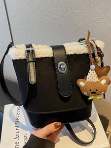 Bolso Bombonera de Cuero PU de Ante Retro para Mujer Con Ribete de Lana de Cordero Sintética Bolso Bandolera de Diseño Con Llavero de Oso