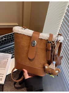 Bolso cubo marrón con ribete de forro polar blanco y colgante de oso, estilo oficina