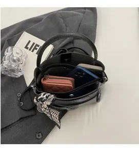 Détails des compartiments internes et de la structure triple de ce sac seau noir